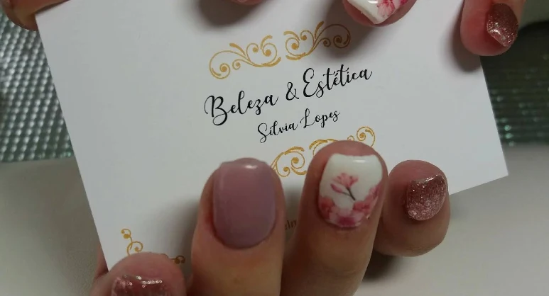 Unhas em verniz gel com nail art floral